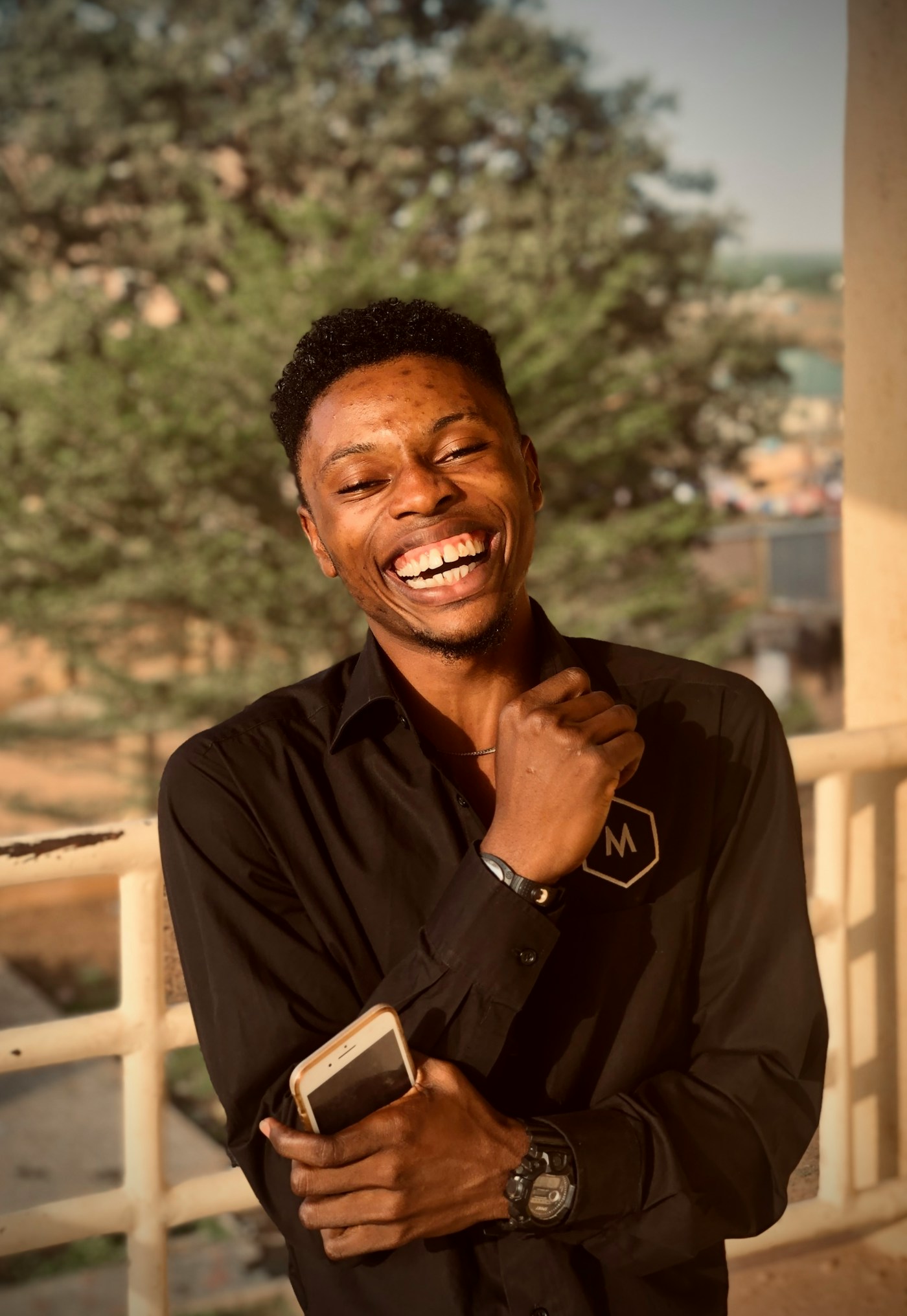 Jovem africano com um celular na mão